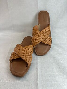 Universal threads woven sandal